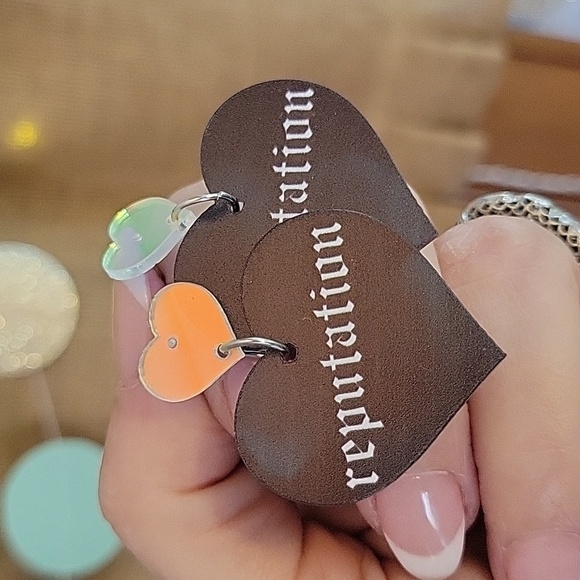 TAYLOR SWIFT REPUTATION HEART DROP EARRINGS - Picture 1 of 6